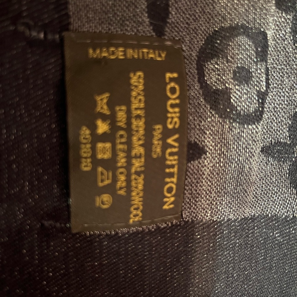 Louis Vuitton Monogram Shawl - Picture 3 of 3